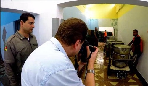 Brzuska fotografa as panelas que são largadas nas galerias para administração dos próprios presos (Reprodução TV Globo)