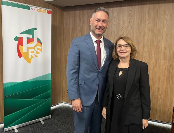 Novos ouvidores tomam posse no Tribunal de Justiça do RS  

Tomaram posse nesta terça-feira (28) os novos magistrados ouvidores do Tribunal de Justiça do Rio Grande do Sul. O presidente da AJURIS, Daniel Neves Pereira, participou da cerimônia, na sede da Corte em Porto Alegre. 