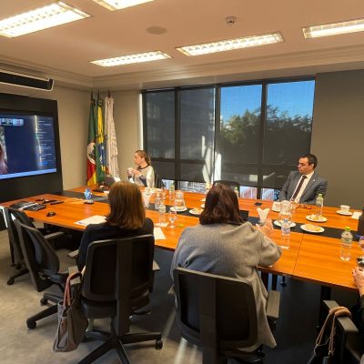 A juíza Vanessa Mateus, presidente da Associação dos Magistrados Brasileiros (AMB), participou nesta segunda-feira (27) de reunião do Conselho Executivo da AJURIS, realizada em formato híbrido. Por videoconferência, a magistrada dialogou diretamente com os juízes e juízas do Rio Grande do Sul, em um encontro marcado pela ampla participação e pelo aprofundamento de temas relevantes à magistratura.