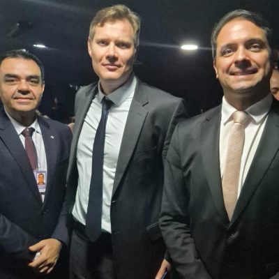 O juiz de Direito do Carl Olav Smith, do Tribunal de Justiça do Rio Grande do Sul, passará a integrar o Conselho Nacional do Ministério Público (CNMP) no biênio 2026-2026. A indicação foi aprovada nesta quarta-feira pelo Senado Federal, em votação secreta. O magistrado foi indicado pelo Superior Tribunal de Justiça (STJ), onde exerce o cargo de secretário-geral da Presidência desde 2022. O juiz Cristiano Vilhalba Flores, vice-presidente da Associação dos Magistrados Brasileiros (AMB) e diretor da AJURIS,  acompanhou a sessão, em Brasília (na imagem, ao lado do magistrado indicado e do juiz Gustavo Teles, da Bahia).
