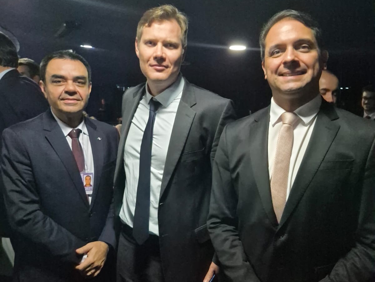 O juiz de Direito do Carl Olav Smith, do Tribunal de Justiça do Rio Grande do Sul, passará a integrar o Conselho Nacional do Ministério Público (CNMP) no biênio 2026-2026. A indicação foi aprovada nesta quarta-feira pelo Senado Federal, em votação secreta. O magistrado foi indicado pelo Superior Tribunal de Justiça (STJ), onde exerce o cargo de secretário-geral da Presidência desde 2022. O juiz Cristiano Vilhalba Flores, vice-presidente da Associação dos Magistrados Brasileiros (AMB) e diretor da AJURIS,  acompanhou a sessão, em Brasília (na imagem, ao lado do magistrado indicado e do juiz Gustavo Teles, da Bahia).