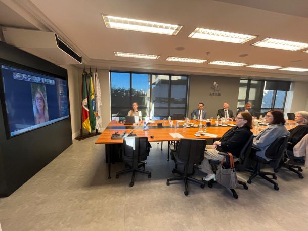 A juíza Vanessa Mateus, presidente da Associação dos Magistrados Brasileiros (AMB), participou nesta segunda-feira (27) de reunião do Conselho Executivo da AJURIS, realizada em formato híbrido. Por videoconferência, a magistrada dialogou diretamente com os juízes e juízas do Rio Grande do Sul, em um encontro marcado pela ampla participação e pelo aprofundamento de temas relevantes à magistratura.